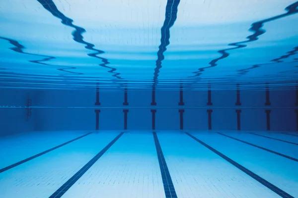 How a weekly pool maintenance service Keeps Your Pool Crystal Clear